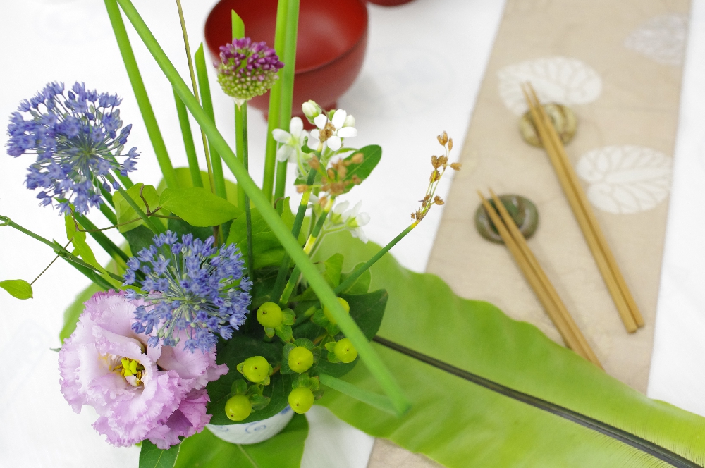 京仕立ての甘口白味噌と雲母唐長デザインと花のコラボ        